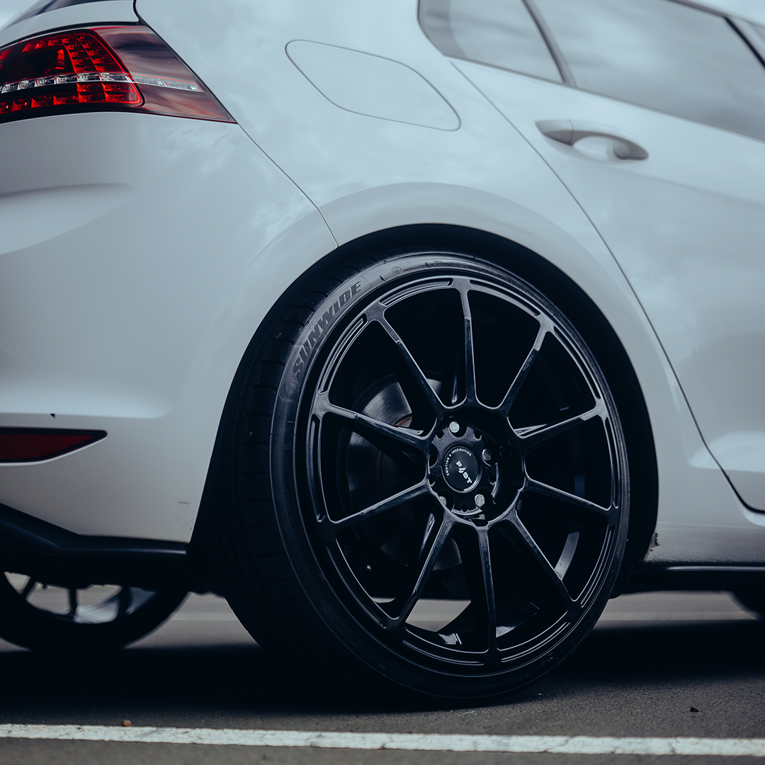 F4ST Three 19"x8,5" Nero Acetinado